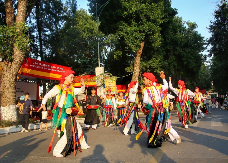 'Con đĩ đánh bồng' là 1 trong 10 điệu múa dân gian xưa của đất Thăng Long. (Ảnh: Tuấn Đức/TTXVN)