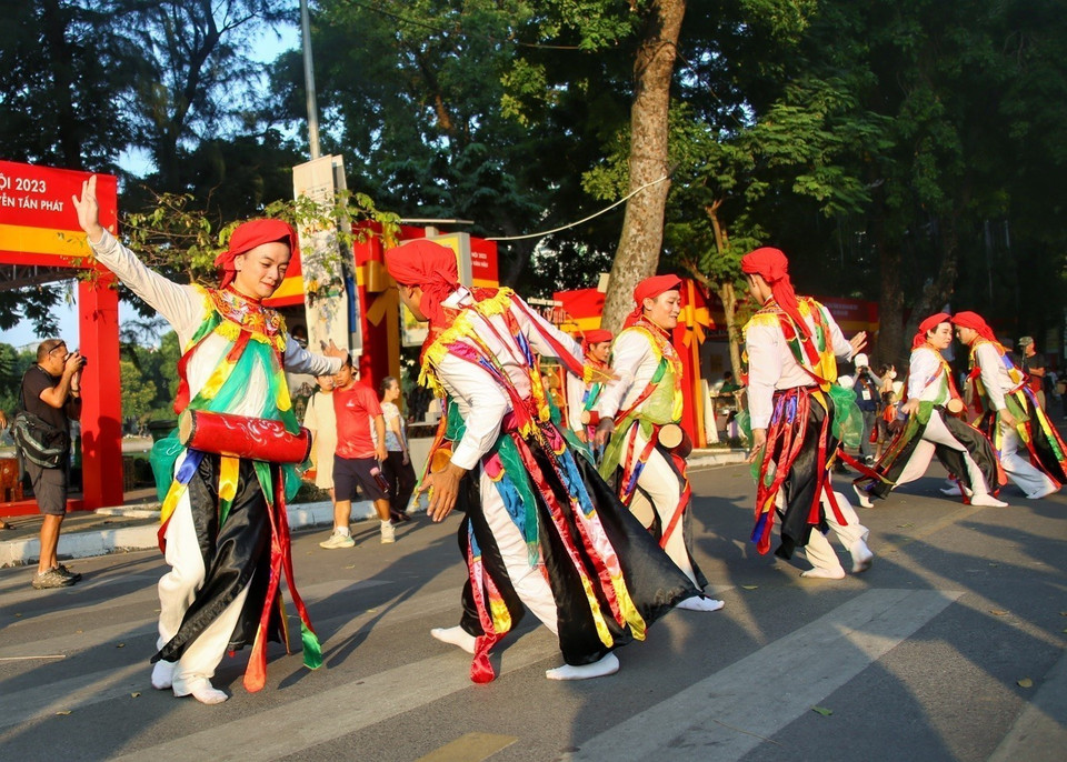 Điệu múa Bồng do trai đóng giả gái, vừa nhún nhảy, vừa vỗ trống bồng đeo trước bụng. (Ảnh: Tuấn Đức/TTXVN)