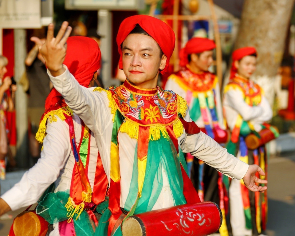 Điệu múa Bồng phóng khoáng, mạnh mẽ nhưng cũng mềm mại, linh hoạt. (Ảnh: Tuấn Đức/TTXVN)