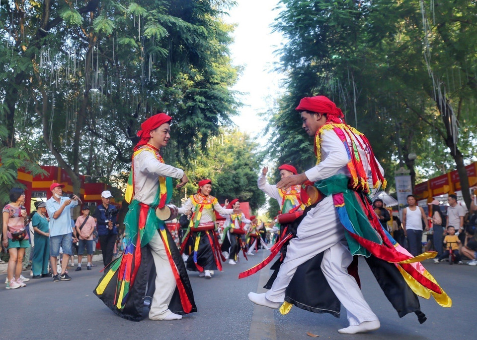 Điệu múa Bồng được biểu diễn trên tuyến phố đi bộ Trần Nhân Tông. (Ảnh: Tuấn Đức/TTXVN)