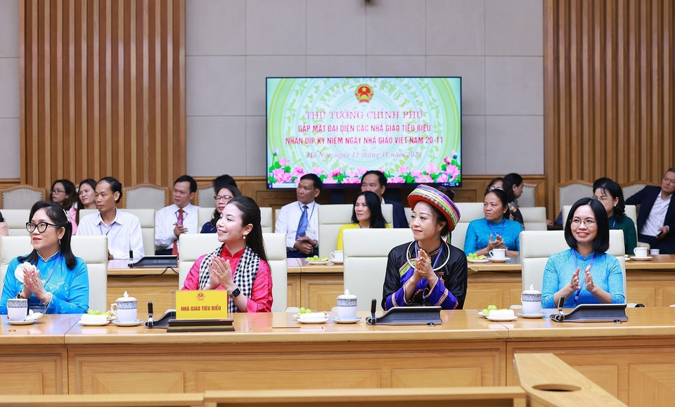 Đại diện các nhà giáo tiêu biểu tham dự buổi gặp. (Ảnh: Dương Giang/TTXVN)