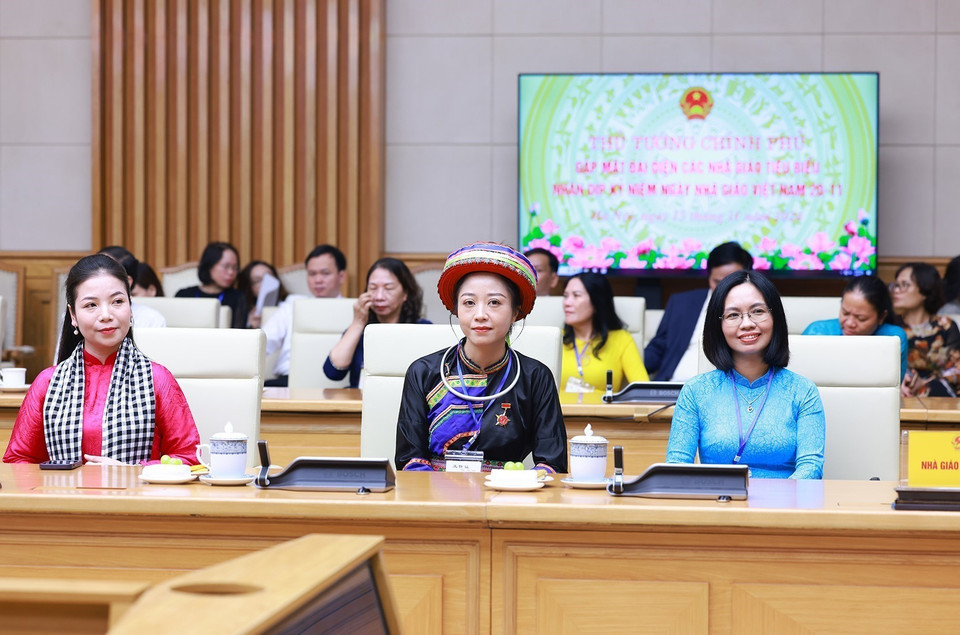 Đại diện các nhà giáo tiêu biểu tham dự buổi gặp. (Ảnh: Dương Giang/TTXVN)