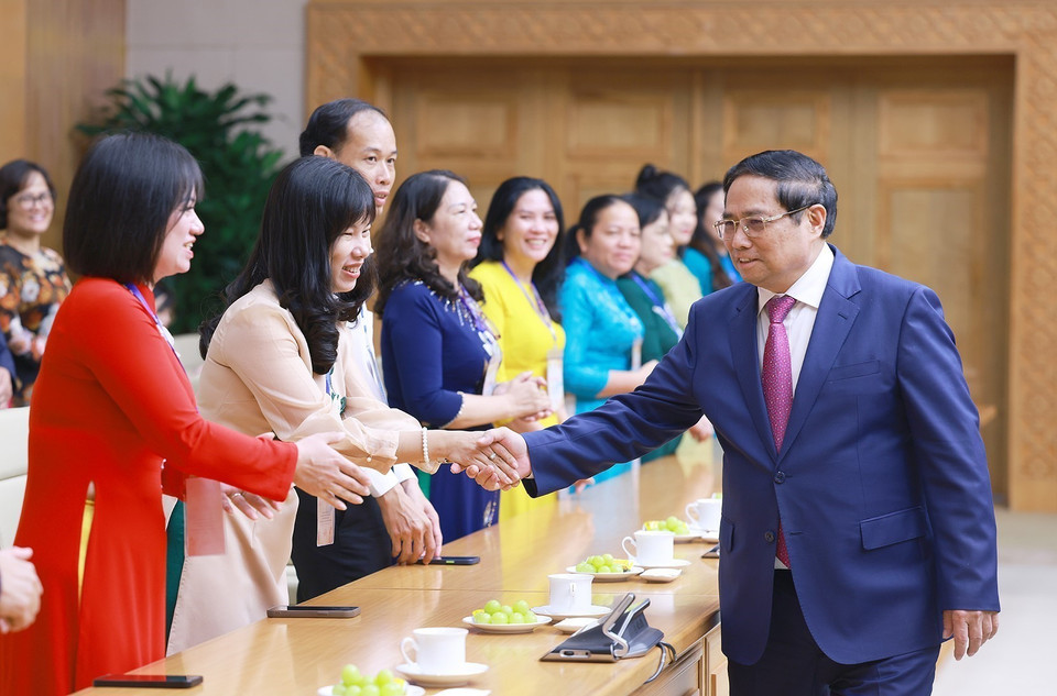 Thủ tướng Phạm Minh Chính gặp đại diện các nhà giáo tiêu biểu. (Ảnh: Dương Giang/TTXVN)