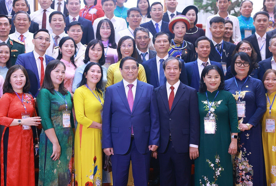 Thủ tướng Phạm Minh Chính với các nhà giáo tiêu biểu. (Ảnh: Dương Giang/TTXVN)