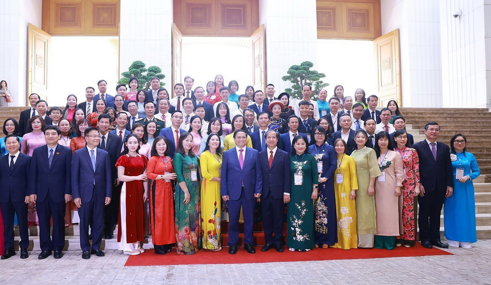 Thủ tướng Phạm Minh Chính với các nhà giáo tiêu biểu. (Ảnh: Dương Giang/TTXVN)