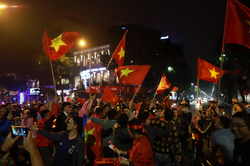 ổ động viên cổ vũ chiến thắng của đội tuyển bóng đá Việt Nam tại ngã tư phố Hai Bà Trưng-Hàng Bài, Hà Nội. (Ảnh: Hoàng Hùng/TTXVN)