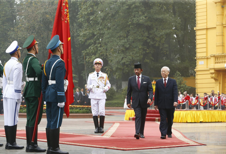 Tổng Bí thư, Chủ tịch nước Nguyễn Phú Trọng và Quốc vương Brunei Hassanal Bolkiah duyệt đội danh dự Quân đội nhân dân Việt Nam. (Ảnh: Trí Dũng/TTXVN)