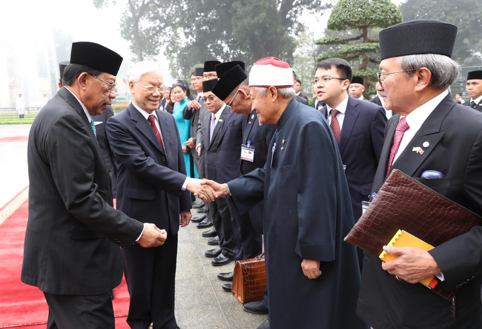 Tổng Bí thư, Chủ tịch nước Nguyễn Phú Trọng và Quốc vương Brunei Haji Hassanal Bolkiah giới thiệu các thành viên Đoàn đại biểu hai nước. (Ảnh: Trí Dũng/TTXVN)