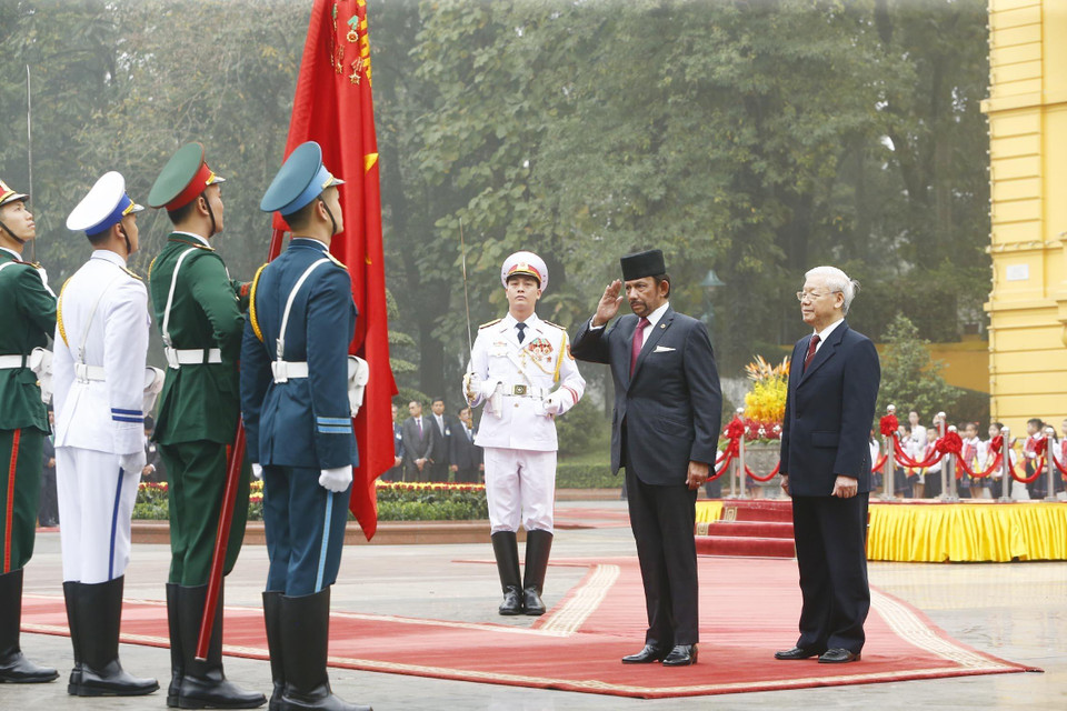 Tổng Bí thư, Chủ tịch nước Nguyễn Phú Trọng và Quốc vương Brunei Hassanal Bolkiah duyệt đội danh dự Quân đội nhân dân Việt Nam. (Ảnh: Trí Dũng/TTXVN)
