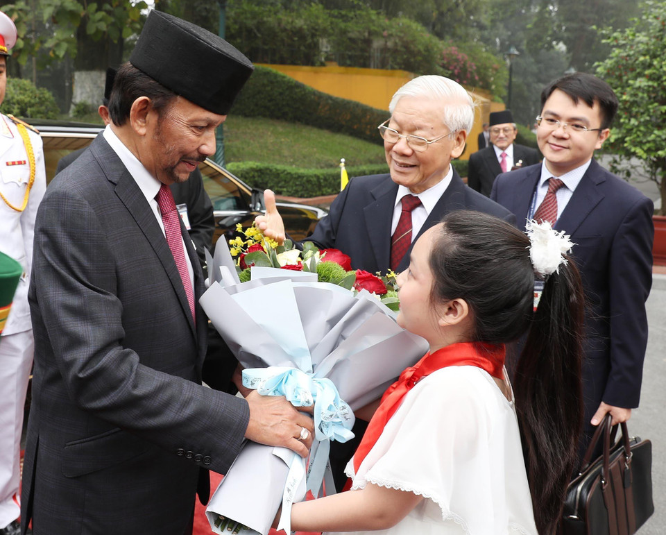 Tổng Bí thư, Chủ tịch nước Nguyễn Phú Trọng đón Quốc vương Brunei Hassanal Bolkiah. (Ảnh: Trí Dũng/TTXVN)