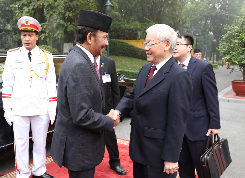 Tổng Bí thư, Chủ tịch nước Nguyễn Phú Trọng đón Quốc vương Brunei Hassanal Bolkiah. (Ảnh: Trí Dũng/TTXVN)