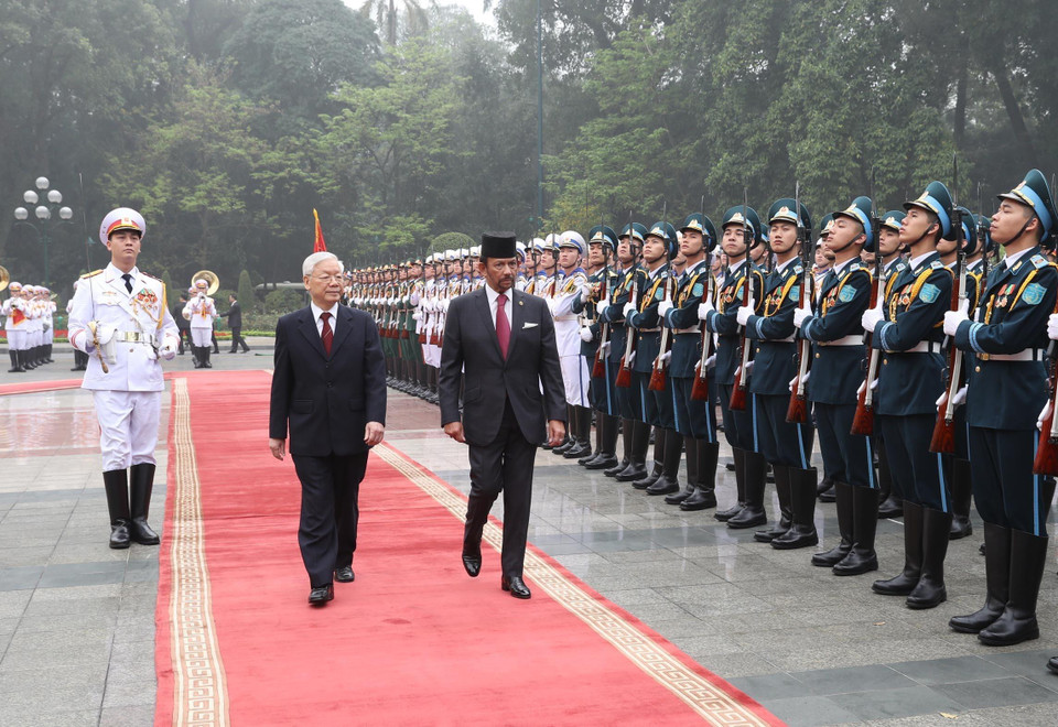 Tổng Bí thư, Chủ tịch nước Nguyễn Phú Trọng và Quốc vương Brunei Hassanal Bolkiah duyệt đội danh dự Quân đội nhân dân Việt Nam. (Ảnh: Trí Dũng/TTXVN)