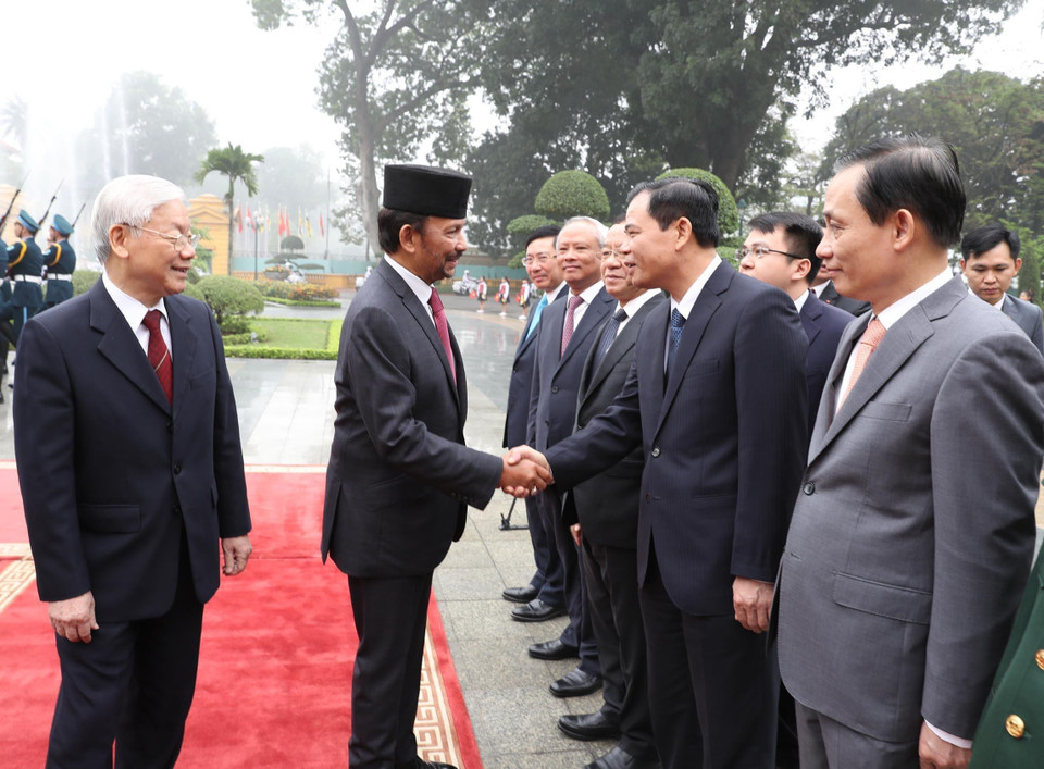 Tổng Bí thư, Chủ tịch nước Nguyễn Phú Trọng và Quốc vương Brunei Haji Hassanal Bolkiah giới thiệu các thành viên Đoàn đại biểu hai nước. (Ảnh: Trí Dũng/TTXVN)