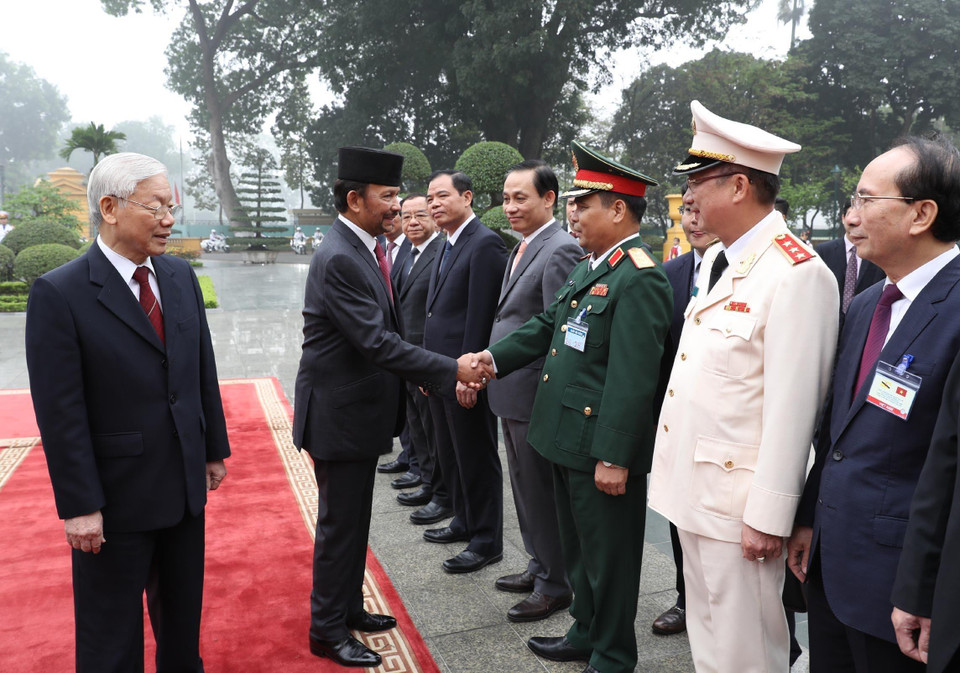 Tổng Bí thư, Chủ tịch nước Nguyễn Phú Trọng và Quốc vương Brunei Haji Hassanal Bolkiah giới thiệu các thành viên Đoàn đại biểu hai nước. (Ảnh: Trí Dũng/TTXVN)