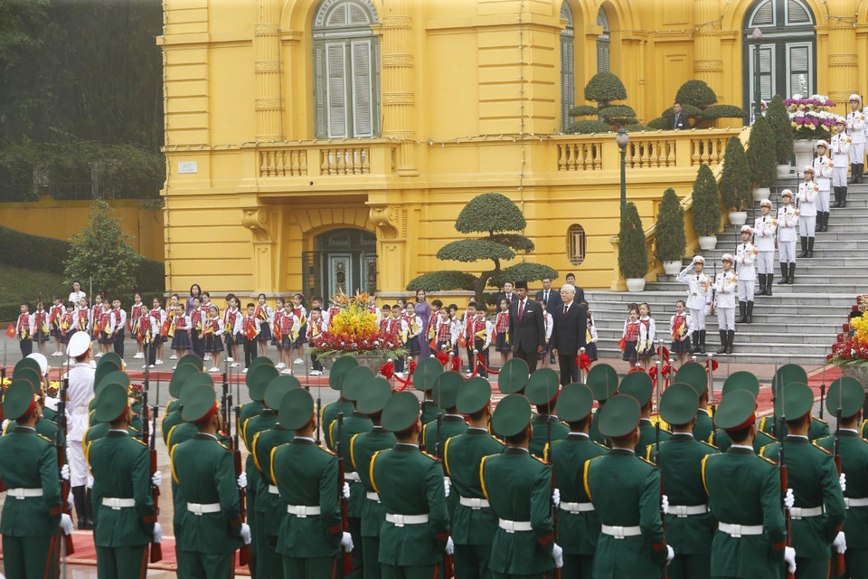 Tổng Bí thư, Chủ tịch nước Nguyễn Phú Trọng và Quốc vương Brunei Hassanal Bolkiah trên bục danh dự nghe Quân nhạc cử Quốc thiều hai nước. (Ảnh: Lâm Khánh/TTXVN)
