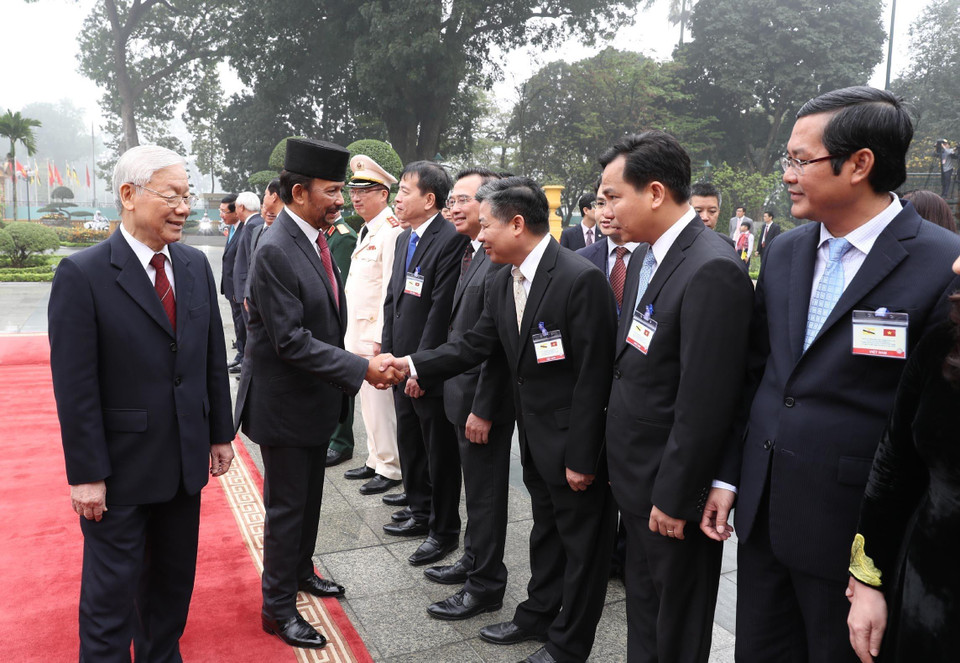 Tổng Bí thư, Chủ tịch nước Nguyễn Phú Trọng và Quốc vương Brunei Haji Hassanal Bolkiah giới thiệu các thành viên Đoàn đại biểu hai nước. (Ảnh: Trí Dũng/TTXVN)