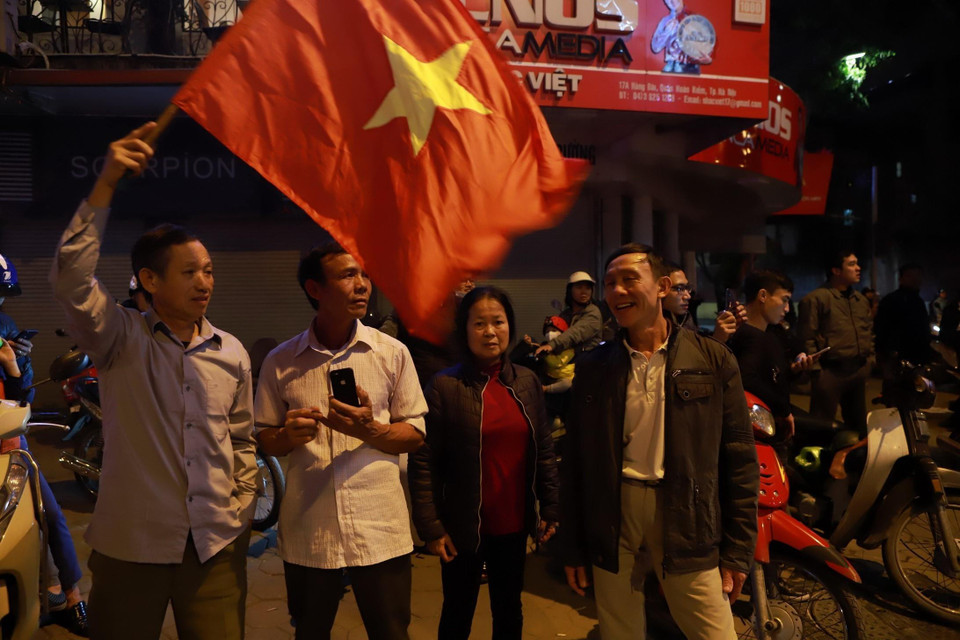 Cổ động viên cổ vũ chiến thắng của đội tuyển bóng đá Việt Nam tại phố Hai Bà Trưng, Hà Nội. (Ảnh: Hoàng Hùng/TTXVN)