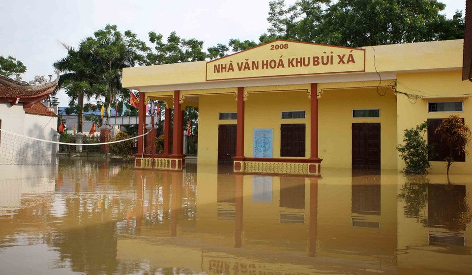 Nhà văn hóa khu Bùi Xá bị ngập trong nước. (Ảnh: Thanh Tùng/TTXVN)