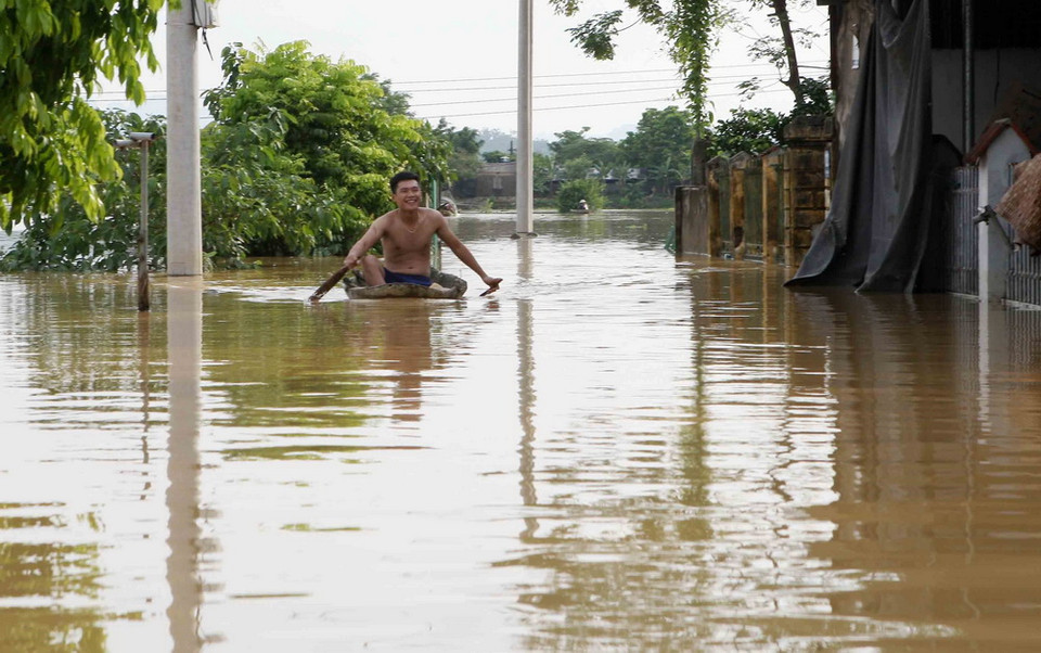 Thuyền trở thành phương tiện chủ yếu để di chuyển của người dân làng Bùi Xá. (Ảnh: Thanh Tùng/TTXVN)