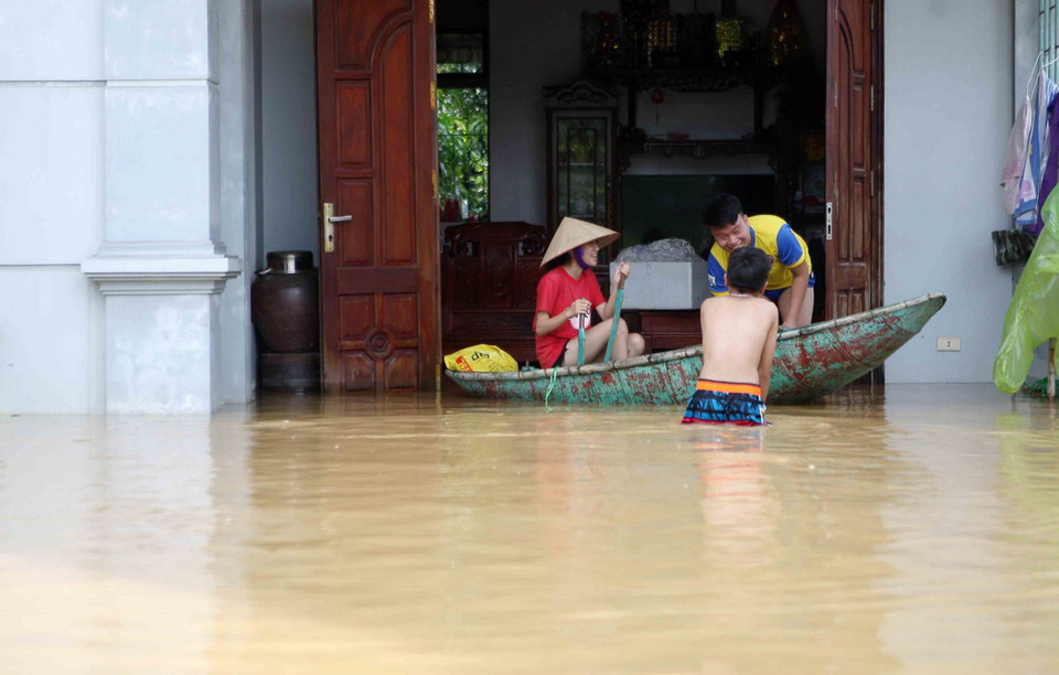 Cuộc sống, sinh hoạt của người dân bị đảo lộn. (Ảnh: Thanh Tùng/TTXVN)
