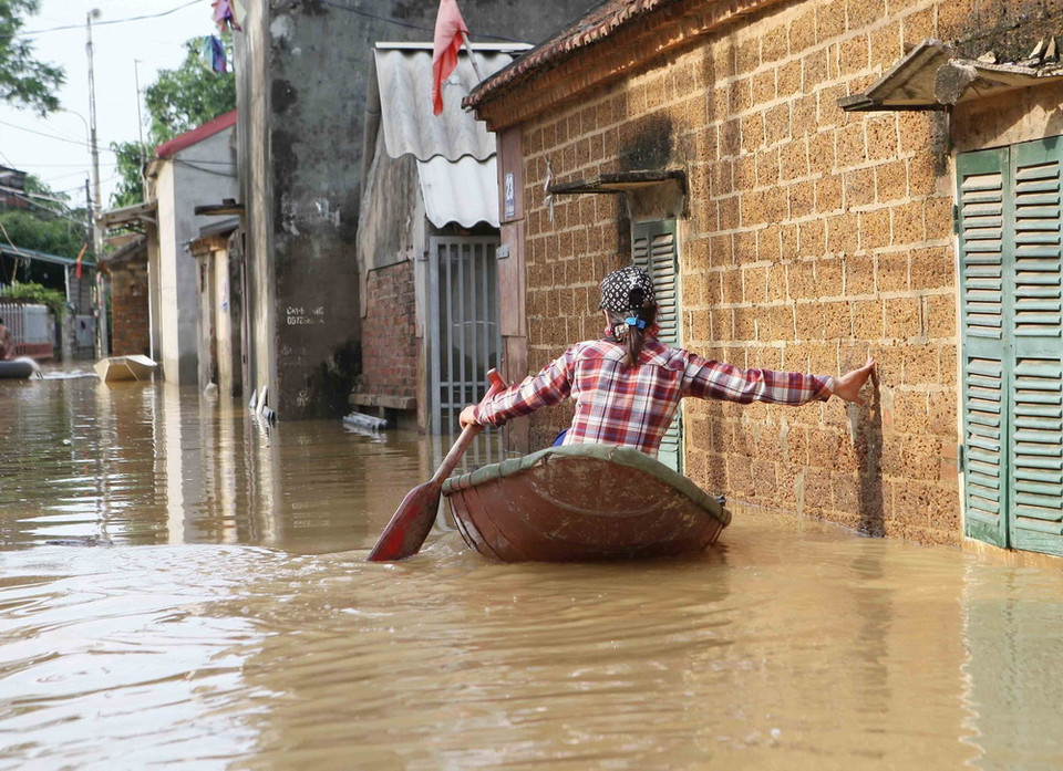 Thuyền trở thành phương tiện chủ yếu để di chuyển của người dân làng Bùi Xá. (Ảnh: Thanh Tùng/TTXVN)