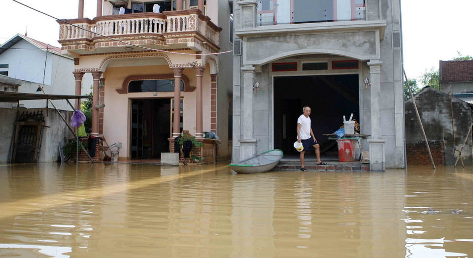Nhà văn hóa khu Bùi Xá bị ngập trong nước. (Ảnh: Thanh Tùng/TTXVN)