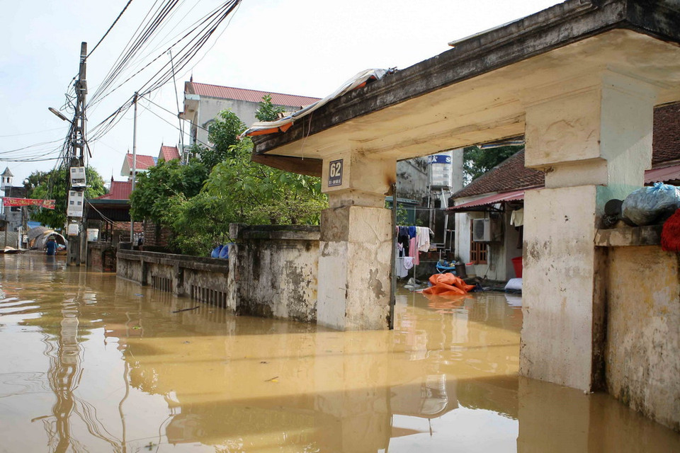 Nhà văn hóa khu Bùi Xá bị ngập trong nước. (Ảnh: Thanh Tùng/TTXVN)