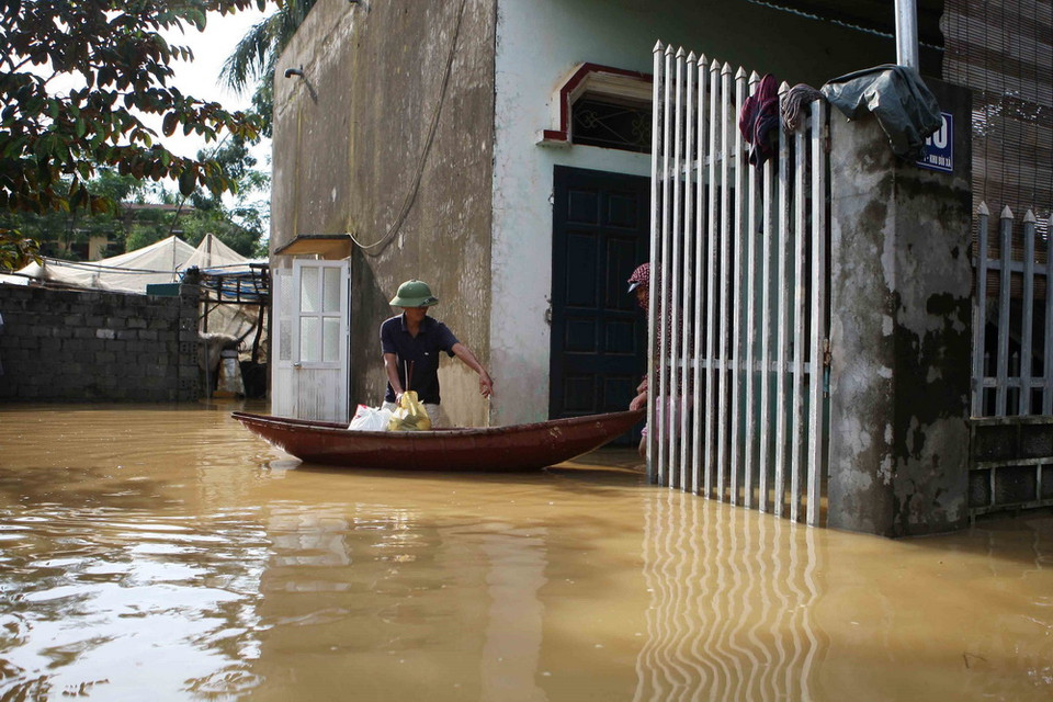 Thuyền trở thành phương tiện chủ yếu để di chuyển của người dân làng Bùi Xá. (Ảnh: Thanh Tùng/TTXVN)