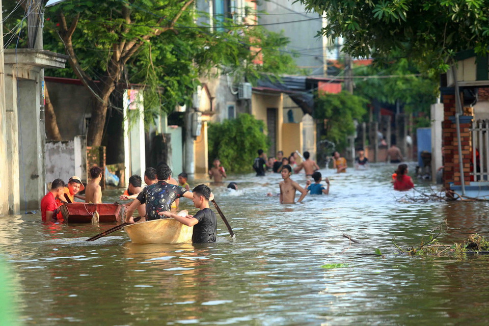Người dân tại các thôn Cấn Thượng, Định Tú, Bến Vôi...của xã Cấn Hữu, Tuyết Nghĩa bị ngập sâu hơn 1m nước, bị cô lập hoàn toàn, cuộc sống người dân bị đảo lộn. (Ảnh: Thành Đạt, Huy Hùng/TTXVN)