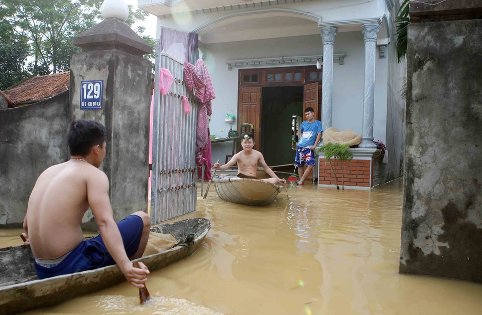 Thuyền trở thành phương tiện chủ yếu để di chuyển của người dân làng Bùi Xá. (Ảnh: Thanh Tùng/TTXVN)