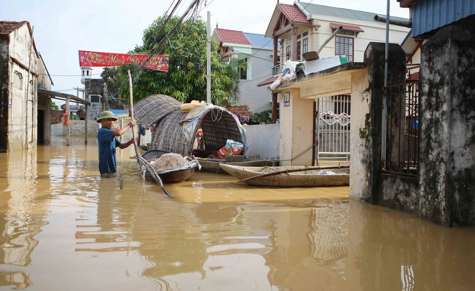 Thuyền trở thành phương tiện chủ yếu để di chuyển của người dân làng Bùi Xá. (Ảnh: Thanh Tùng/TTXVN)