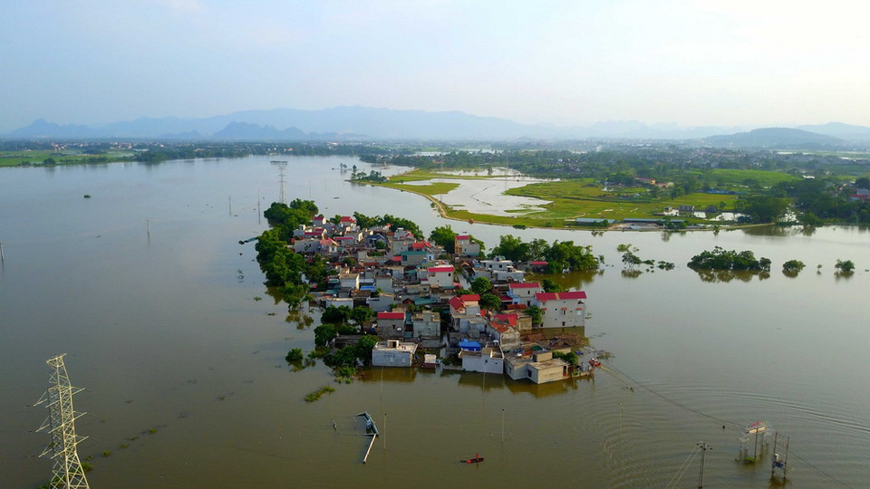 Xóm Bến Vôi, xã Cấn Hữu bị cô lập hoàn toàn do nước ngập sâu. (Ảnh: Thành Đạt, Huy Hùng/TTXVN)