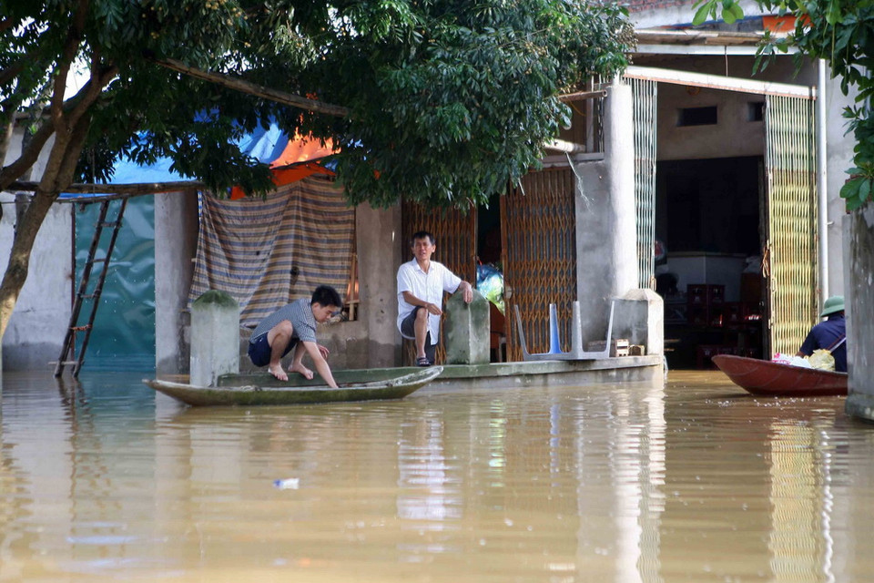 Thuyền trở thành phương tiện chủ yếu để di chuyển của người dân làng Bùi Xá. (Ảnh: Thanh Tùng/TTXVN)