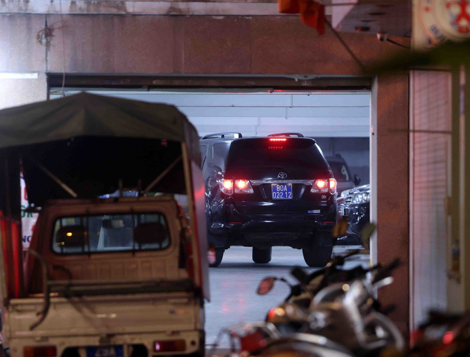 Lực lượng chức năng tới trụ sở Công ty Cổ phần Chứng khoán Trí Việt. (Ảnh: Phạm Kiên/TTXVN)