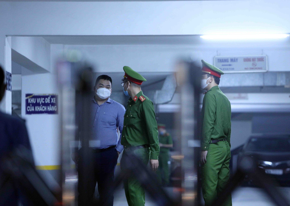 Cơ quan Cảnh sát điều tra Bộ Công an đã ra quyết định khởi tố bị can, Lệnh bắt bị can để tạm giam, Lệnh khám xét đối với 4 cá nhân về tội 'Thao túng thị trường chứng khoán' theo quy định tại Điều 211 Bộ luật Hình sự. (Ảnh: Phạm Kiên/TTXVN)