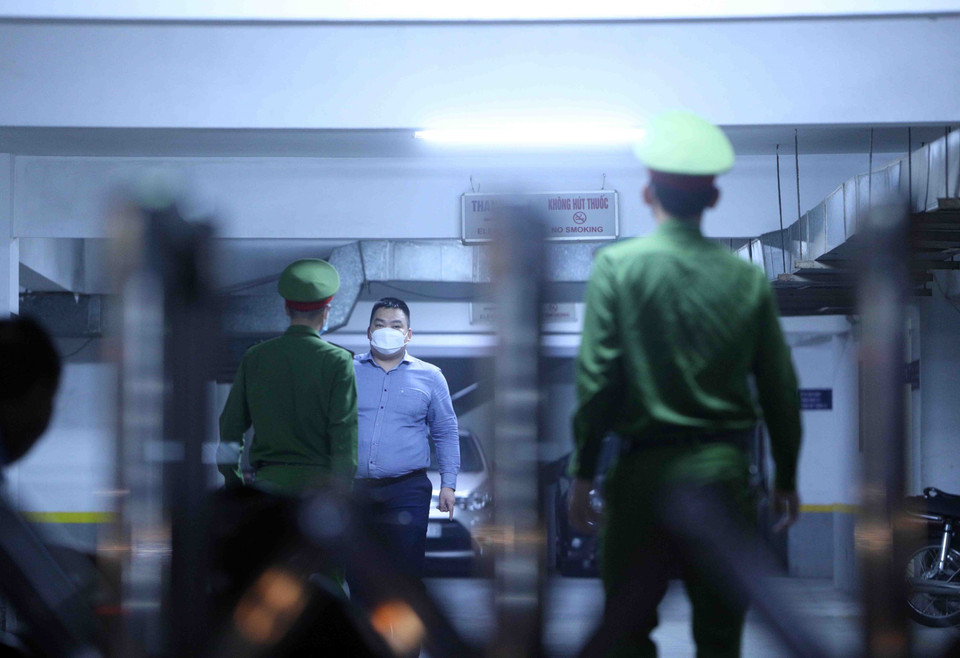 Lực lượng chức năng tới trụ sở Công ty Cổ phần Chứng khoán Trí Việt thực hiện việc khám xét. (Ảnh: Phạm Kiên/TTXVN)