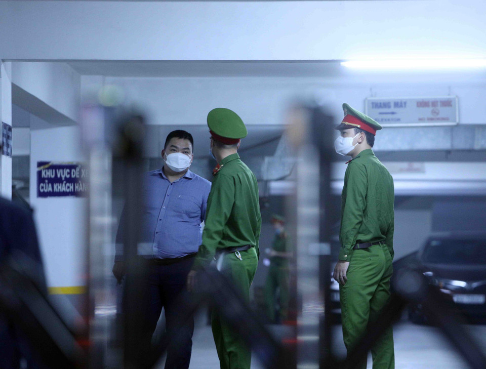 Lực lượng chức năng tới trụ sở Công ty Cổ phần Chứng khoán Trí Việt thực hiện việc khám xét. (Ảnh: Phạm Kiên/TTXVN)