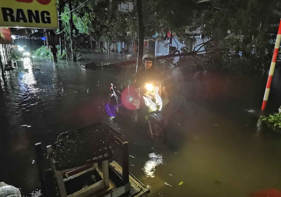 Cả con phố tan hoang trong một cảnh tượng mà người dân sống lâu năm ở đây cũng chưa từng thấy. (Ảnh: Thanh Tùng/TTXVN)