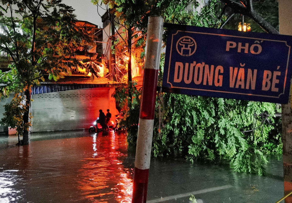 Bão số 3 đổ vào Hà Nội đã khiến cho hai hàng cây trên tuyến phố Dương Văn Bé (quận Hai Bà Trưng) đổ la liệt, cùng với nước ngập sâu tràn vào nhiều nhà dân. (Ảnh: Thanh Tùng/TTXVN)