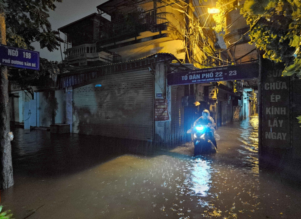 Nước ngập, cây đổ khắp nơi dọc con phố. (Ảnh: Thanh Tùng/TTXVN)