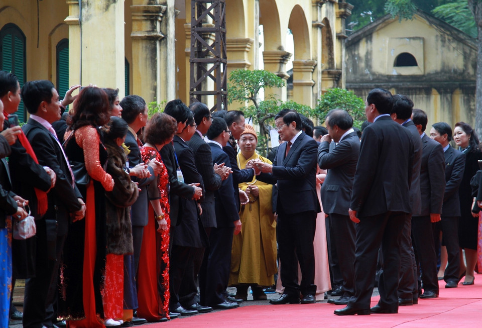 Chủ tịch nước Trương Tấn Sang gặp gỡ kiều bào tại Điện Kính thiên. (Ảnh: Xuân Mai/Vietnam+)