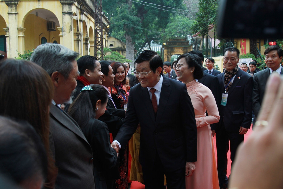 Chủ tịch nước và phu nhân ân cần thăm hỏi đại diện các kiều bào về dự Xuân quê hương. (Ảnh: Xuân Mai/Vietnam+)