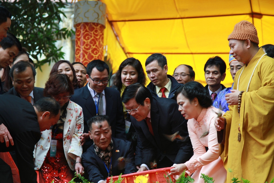 Sau khi dâng hương, Chủ tịch nước Trương Tấn Sang cùng phu nhân và kiều bào làm lễ phóng sinh. (Ảnh: Xuân Mai/Vietnam+)
