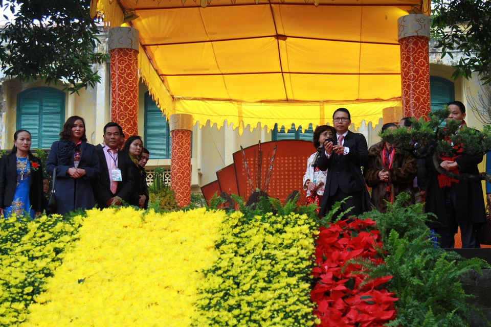 Đại diện bà con kiều bào cùng dâng hương. (Ảnh: Xuân Mai/Vietnam+)