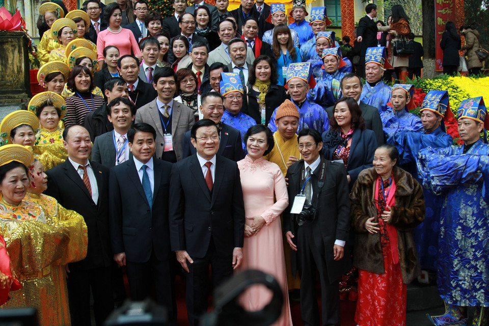 Niềm hân hoan sau buổi lễ dâng hương của đoàn đại biểu. (Ảnh: Xuân Mai/Vietnam+)