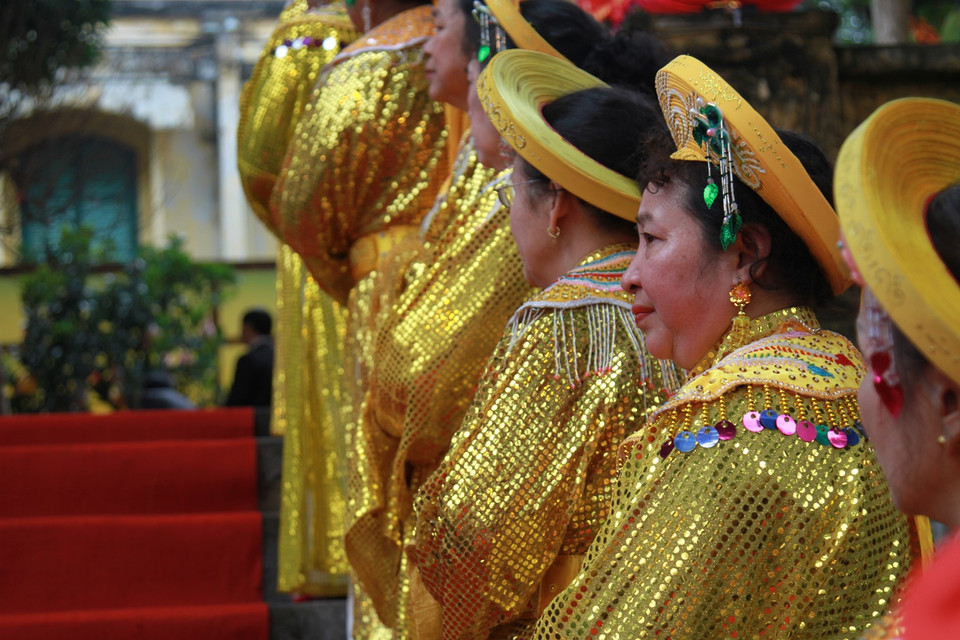 Trong trang phục tế lễ truyền thống, đội tế đã tái hiện một không khí trang trọng của lễ tế trước Điện Kính Thiên từ xa xưa. (Ảnh: Xuân Mai/Vietnam+)