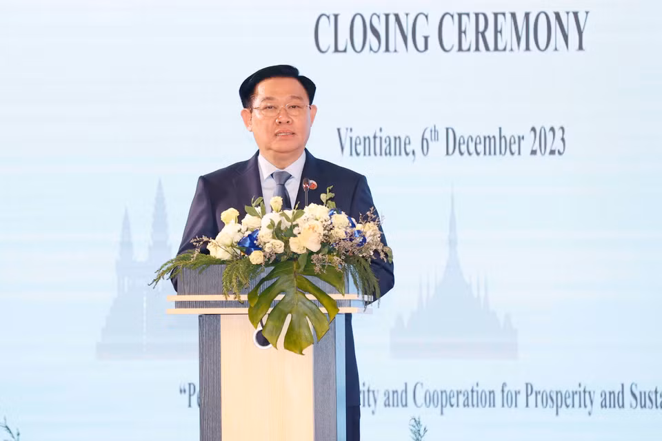 Chủ tịch Quốc hội Vương Đình Huệ phát biểu tiếp nhận Chủ tịch Hội nghị Cấp cao Quốc hội ba nước CLV lần thứ hai. (Ảnh: Doãn Tấn/TTXVN)