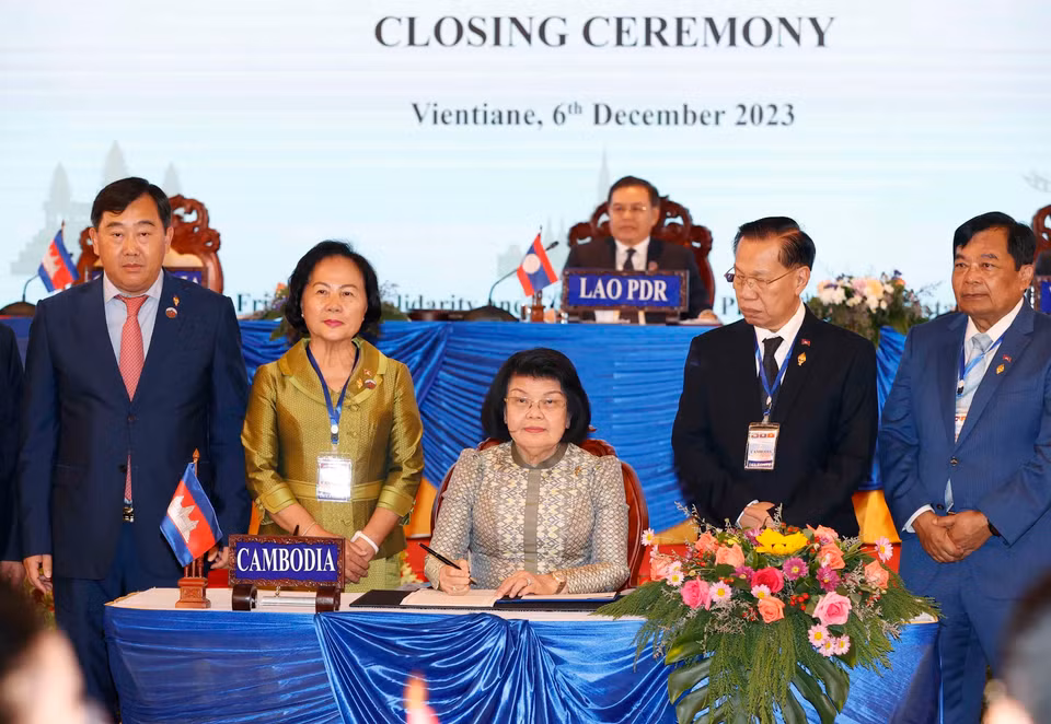 Chủ tịch Quốc hội Vương quốc Campuchia Samdech Khuon Sudary ký Tuyên bố Chung. (Ảnh: Doãn Tấn/TTXVN)
