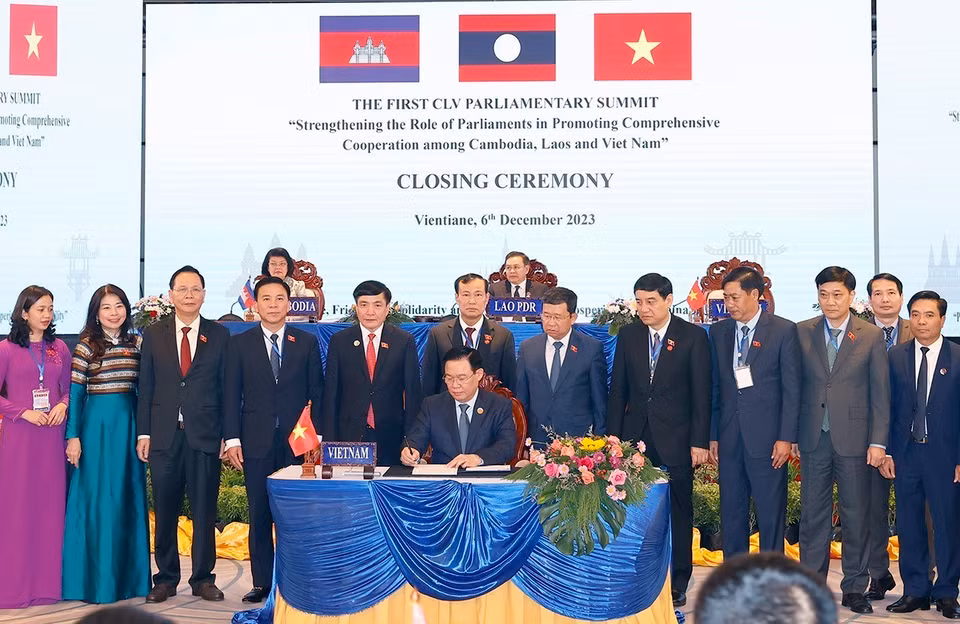 Chủ tịch Quốc hội Vương Đình Huệ ký Tuyên bố Chung. (Ảnh: Doãn Tấn/TTXVN)