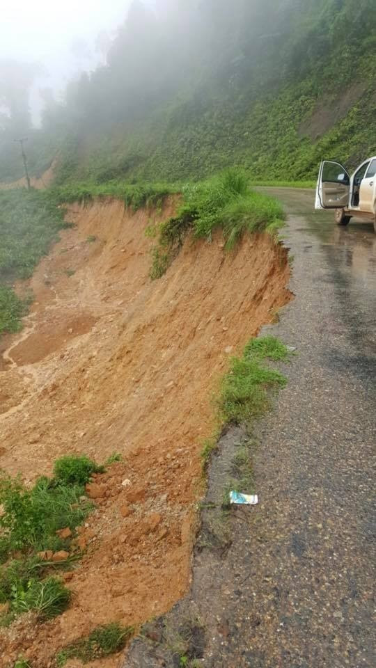 Các điểm sạt lở nghiêm trọng trên tuyến đường huyết mạch từ khu vực Cửa khẩu Quốc tế Bờ Y sang Lào. (Ảnh: Quang Thái/TTXVN)